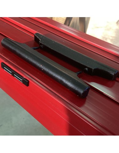 Magnete ad incastro nero con maniglia su porta di colore Rosso