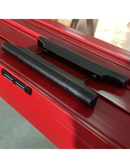 Magnete ad incastro nero con maniglia su porta di colore Rosso