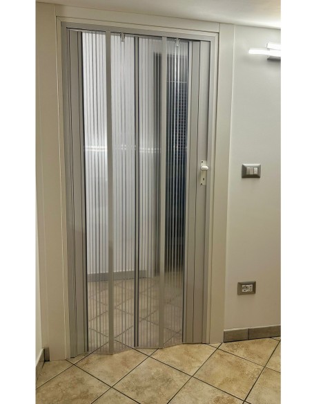 Porta a soffietto con doghe trasparenti