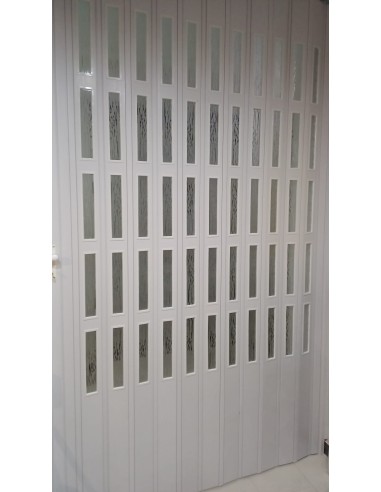 Porta colore bianco con vetrini niagara (bianchi) . Chiusa