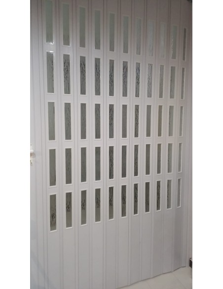 Porta colore bianco con vetrini niagara (bianchi) . Chiusa